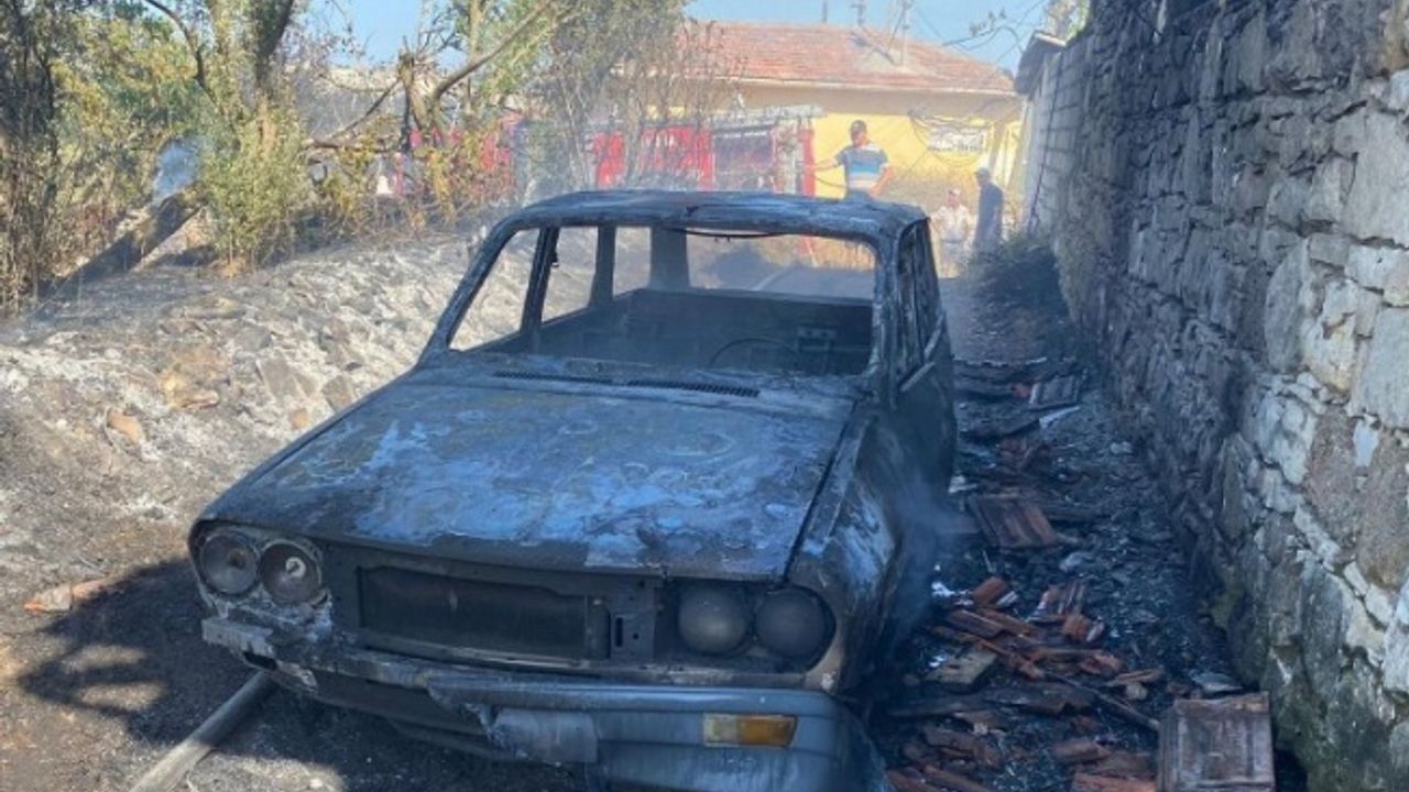Manisa Soma'da ot yangını! Otomobil küle döndü!