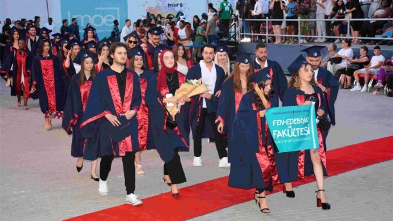 Yakın Doğu Üniversitesi’nde 10 fakülteden 960 öğrenci, 5 bin kişilik görkemli bir kalabalığın önünde kep attı
