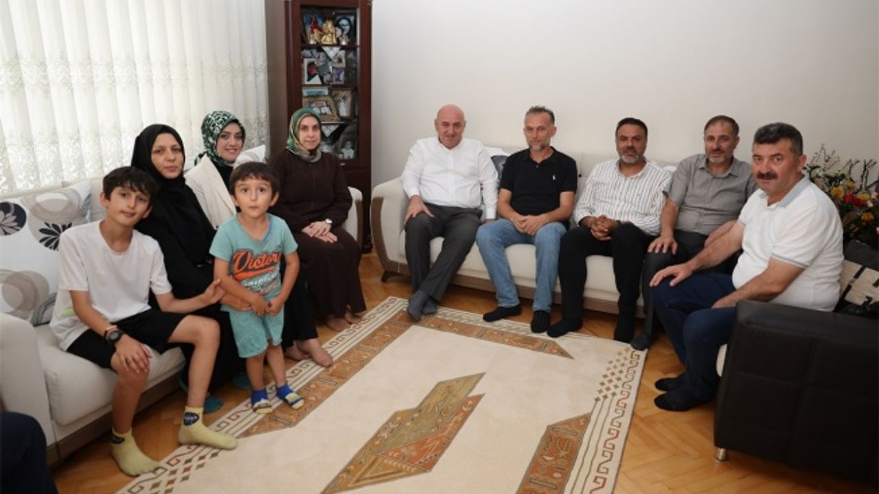Başkan Bıyık, Darıcalı hacıları ziyaret ediyor