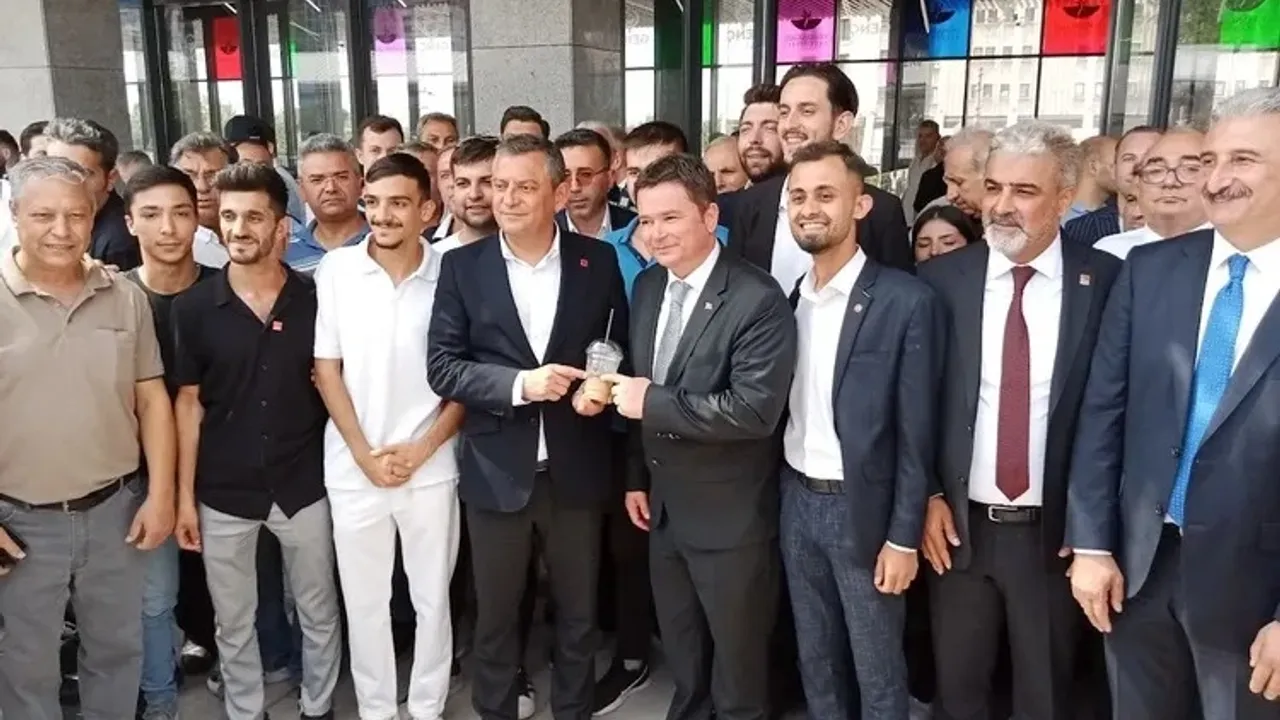 CHP Genel Başkanı Özgür Özel, Bursa'da Osmangazi Meydanı'nı gezdi