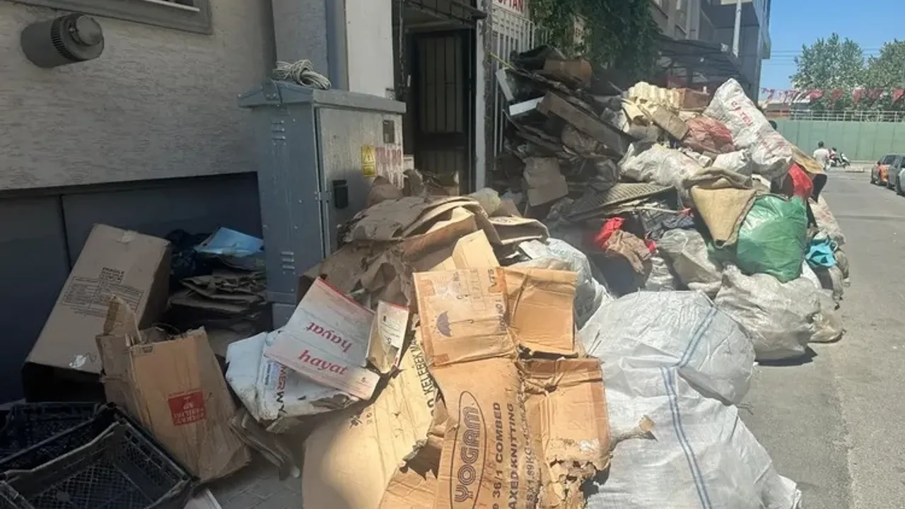 Dairesi çöplerle dolunca yenilerini biriktirmek için dükkan tutmuş