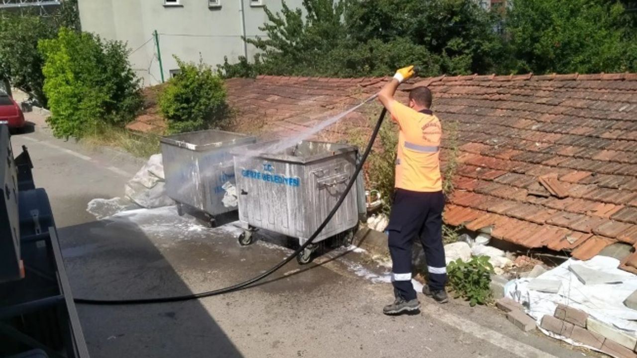Gebze’de çöp konteynerleri dezenfekte ediliyor