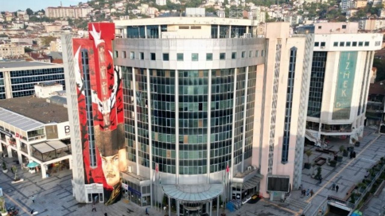 İzmit Belediyesi, ruhsat işlemlerini yerine getirmeyen işletmeleri uyardı