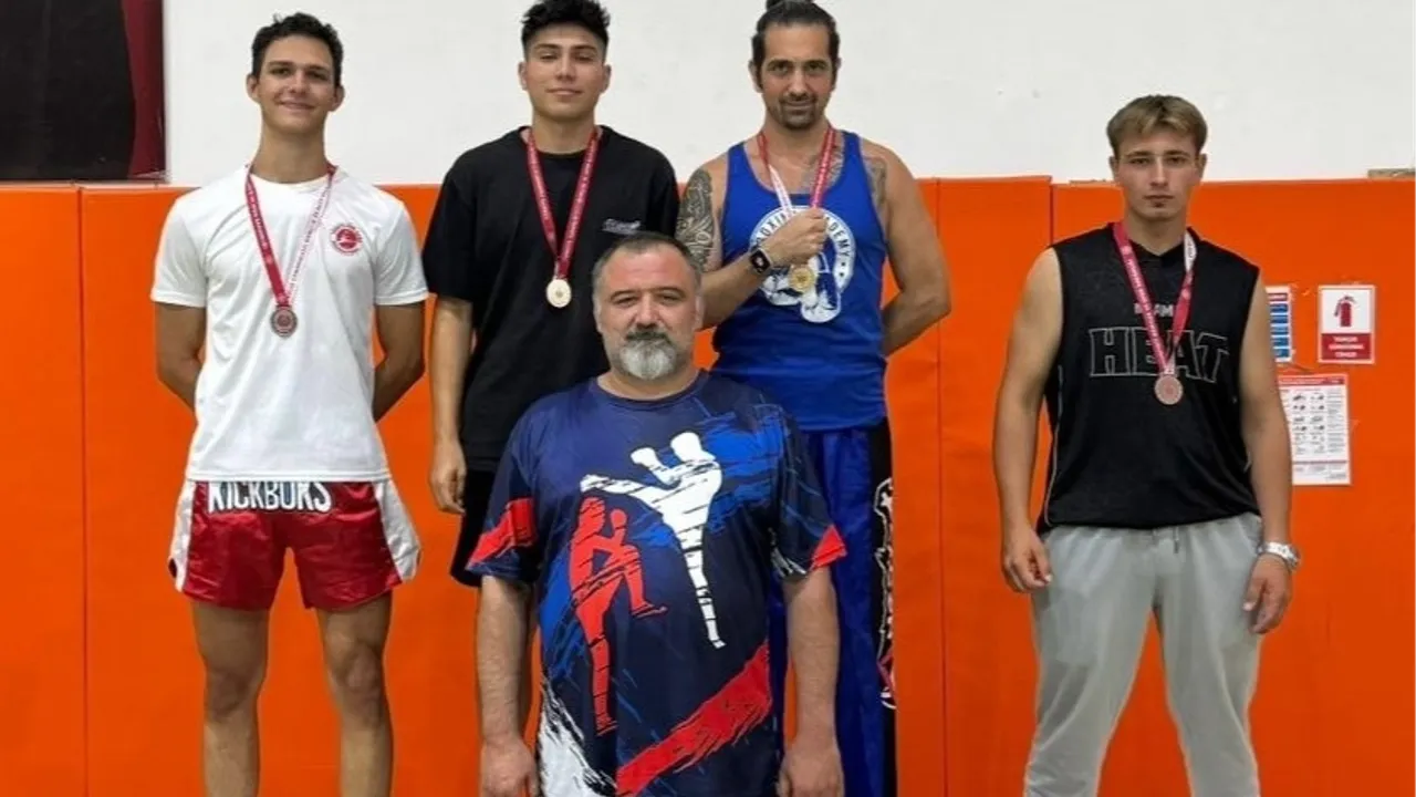 KickBoks'ta Karşıyakalı sporcular altın madalyaları kaptı