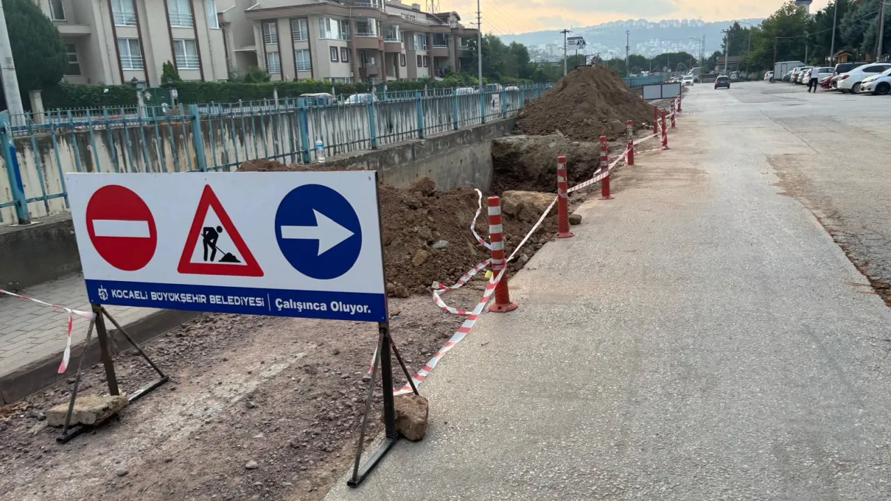 Kocaeli'de Akarca deresi üzerine yaya köprüsü hazırlığı