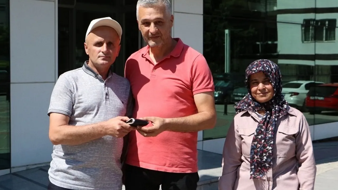 MASKİ personeli para dolu cüzdanı sahibine teslim etti