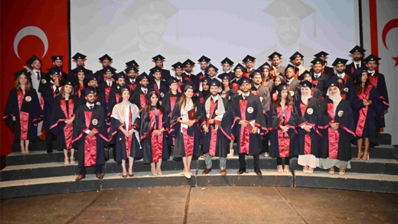 Mezun olan 235 genç diş hekimi yemin ederek mesleğe ilk adımlarını attı