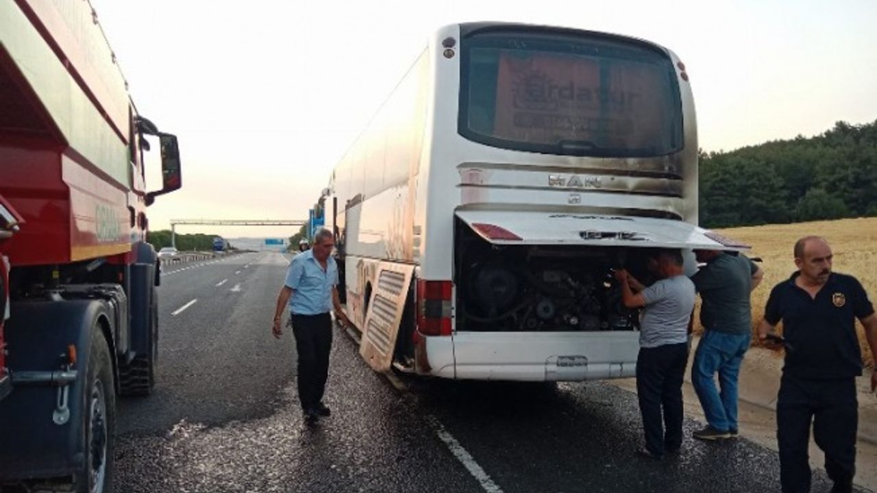 Öğrencileri taşıyan otobüsün motorunda çıkan yangın korkuttu