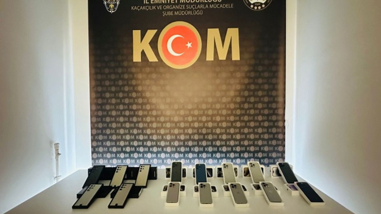 Piyasa değeri 1,5 milyon TL olan 15 adet gümrük kaçağı cep telefonu yakalandı