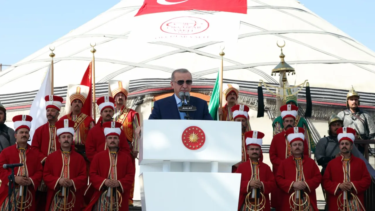 Cumhurbaşkanı Erdoğan Ahlat'tan seslendi... Bu toprakların emanetçisi değilk, asıl sahipleriyiz