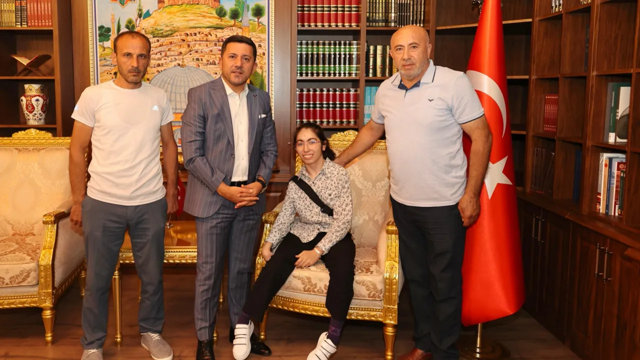 Genç yazar kitabının ilk baskısını Başkan Arı’ya hediye etti