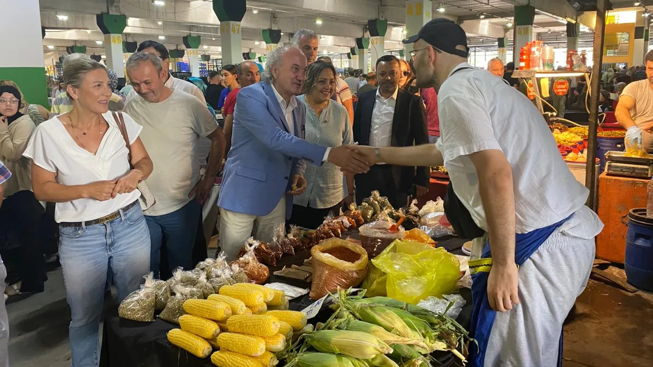 İzmit'te Başkan Vekili'nden pazarcı esnafına 'hayırlı işler'