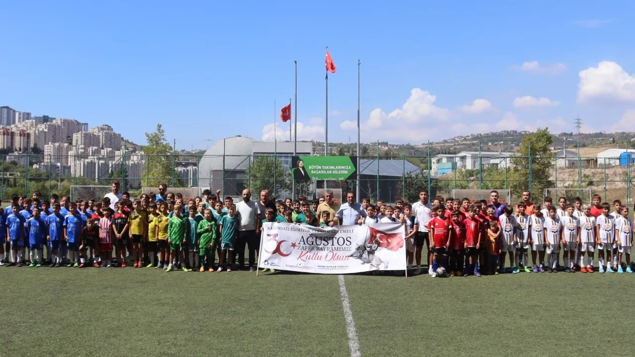 İzmit'te Zafer Bayramı Futbol Turnuvasında minikler sahne aldı