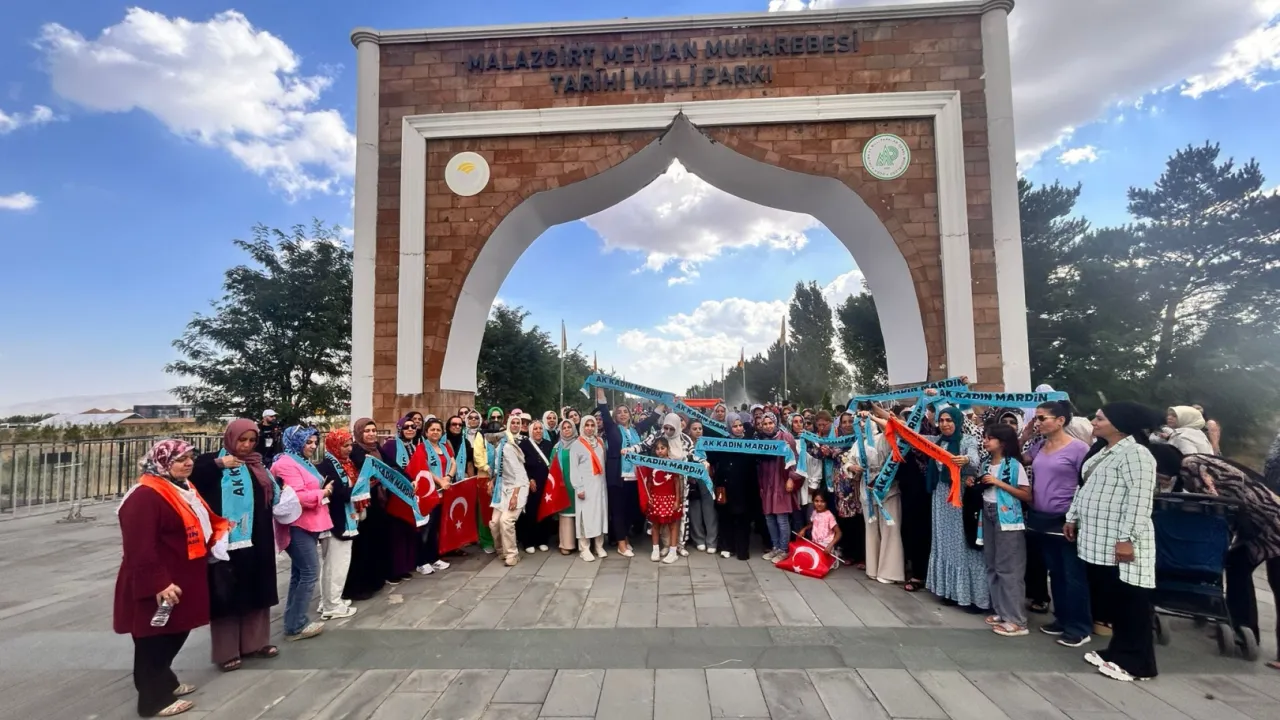 Mardinli  AK Kadınlar Malazgirt'te gövde gösterisinde bulundu 