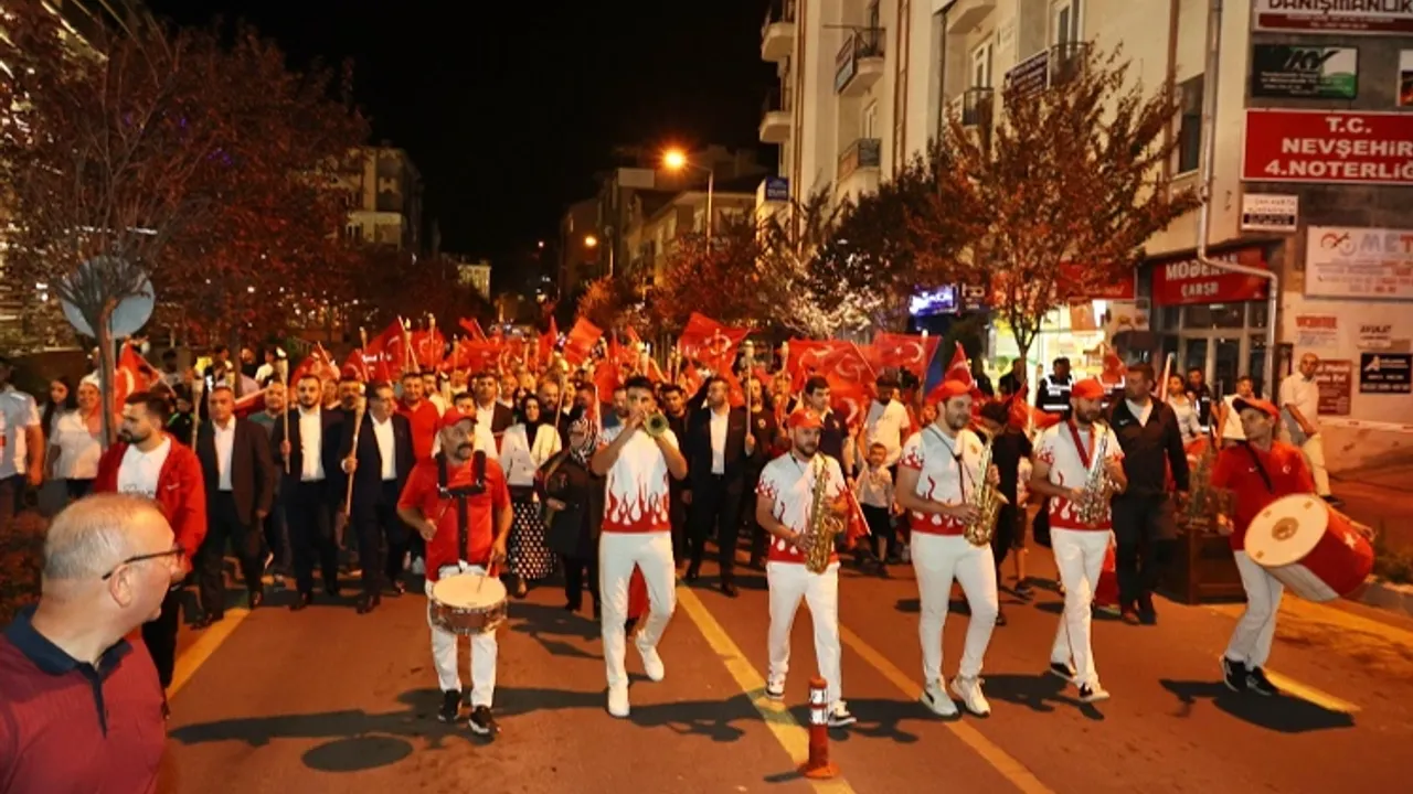 Nevşehir'de 30 Ağustos için renkli 'Fener Alayı'