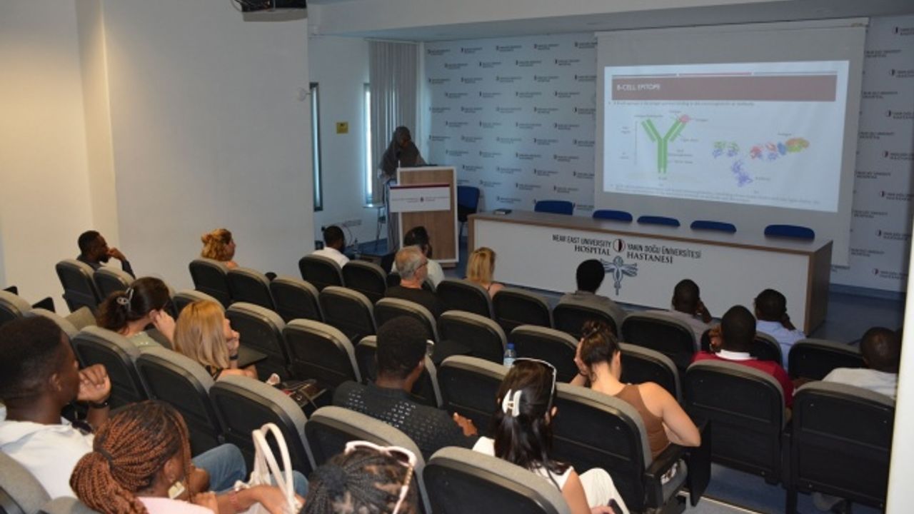 Yakın Doğu Üniversitesi’nde düzenlenen konferansta yapay zekanın aşı geliştirme sürecindeki rolü ele alındı