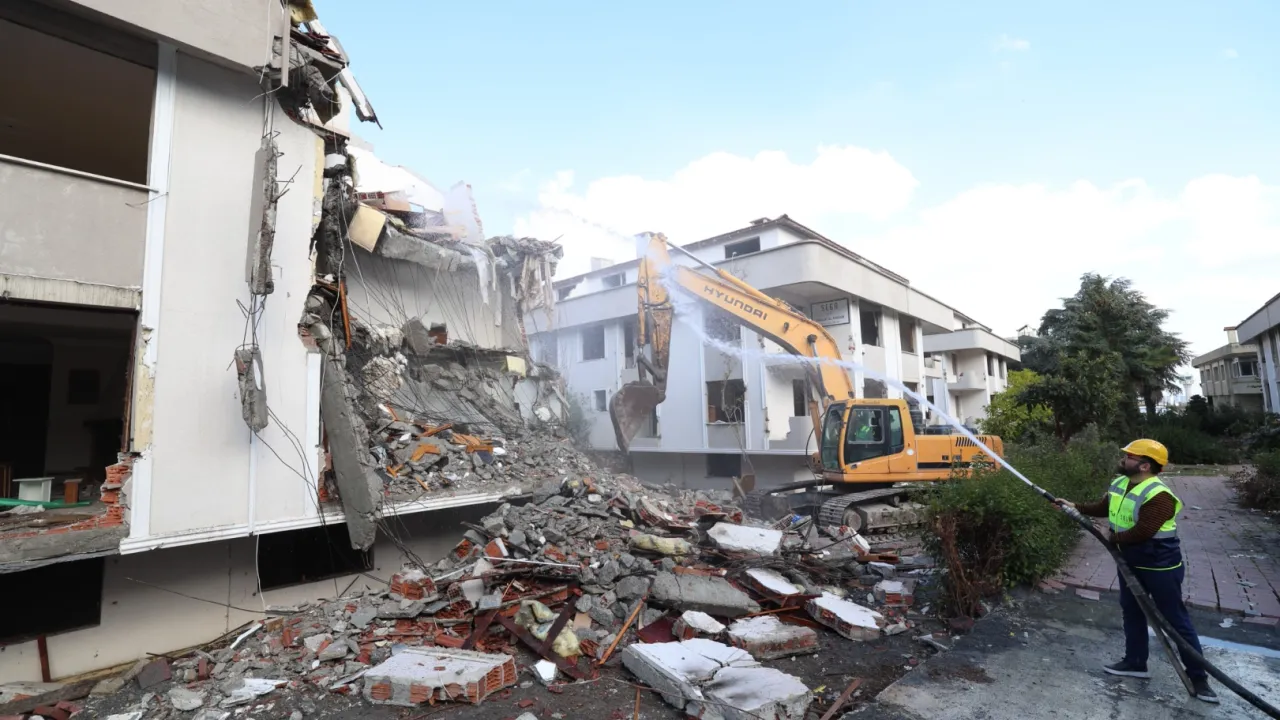 Bakırköy'de riskli binalar güvenli hale geliyor... 5 binada yıkım başladı