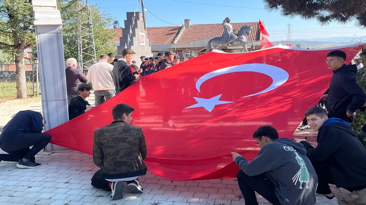 Bilecik'te "Cumhuriyetin 101. Yılı ve Şehitler İçin Gençlik Yürüyüşü" düzenlendi