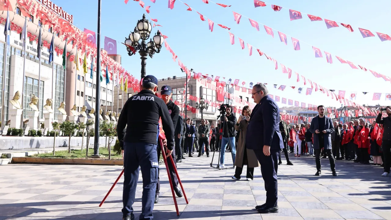 Cumhuriyet Bayramı kutlamaları Keçiören'de çelenk sunma ile başladı