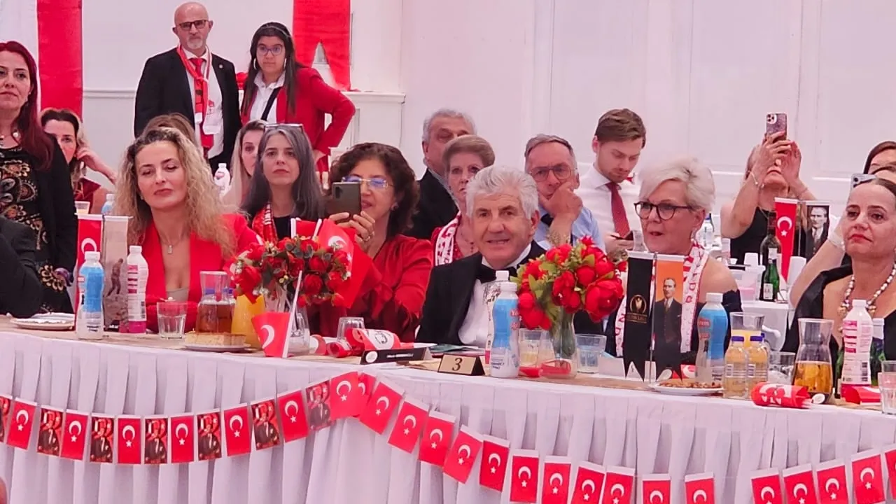 Hollanda da 9. Altın Lale’de Cumhuriyetin 101. yıl coşkusu