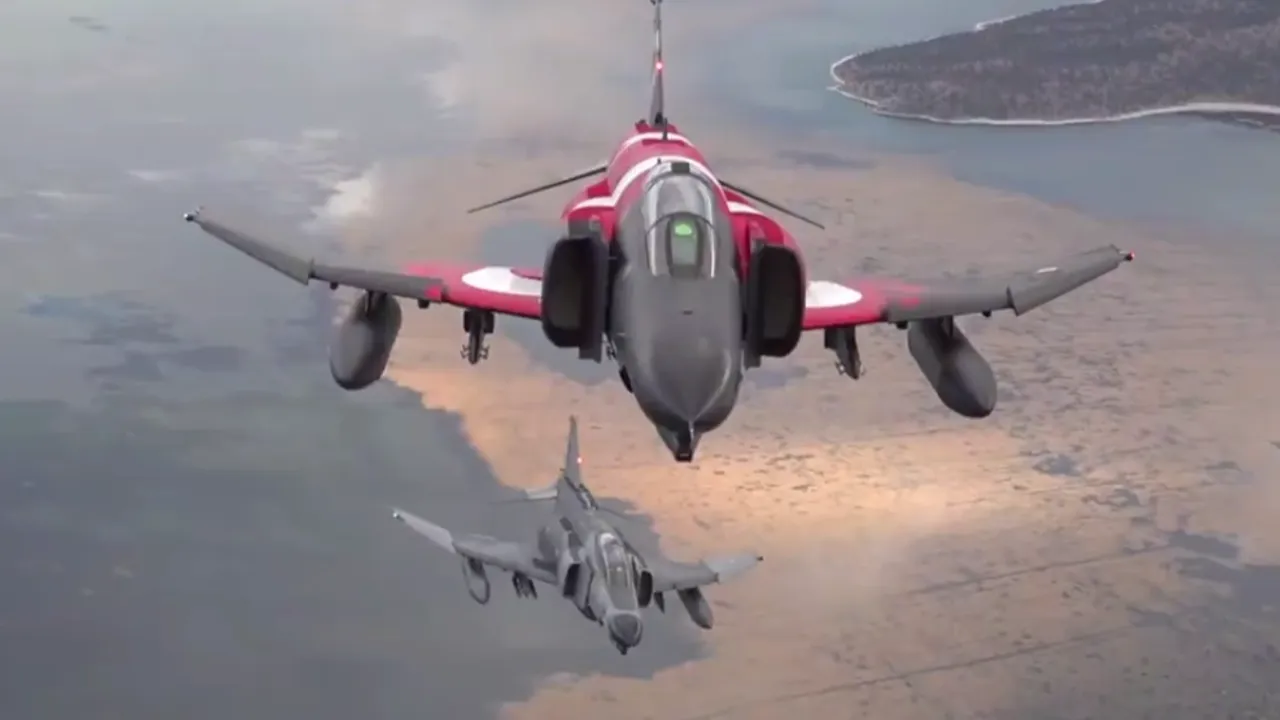 F4-E Phantom savaş uçağı 50. yıla özel havalandı