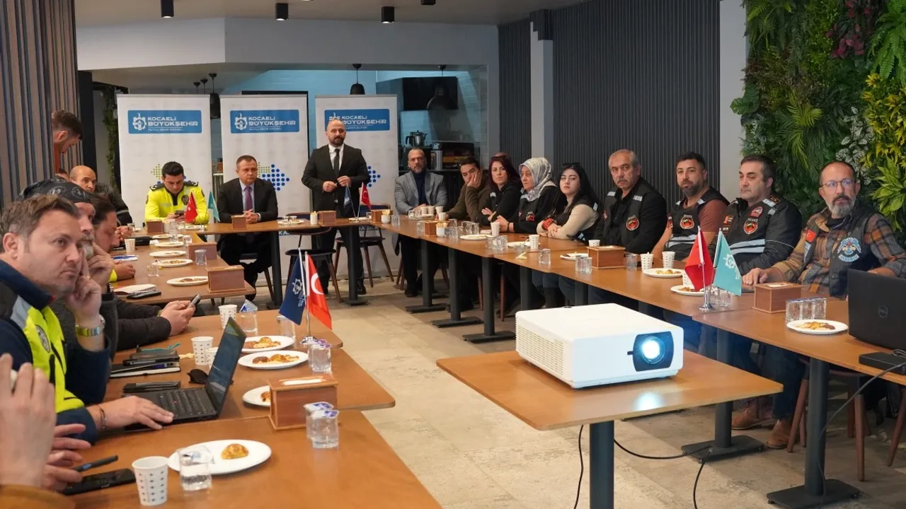 Kocaeli'de motosiklet sürücüleriyle olası kazalara önlem için toplanıldı