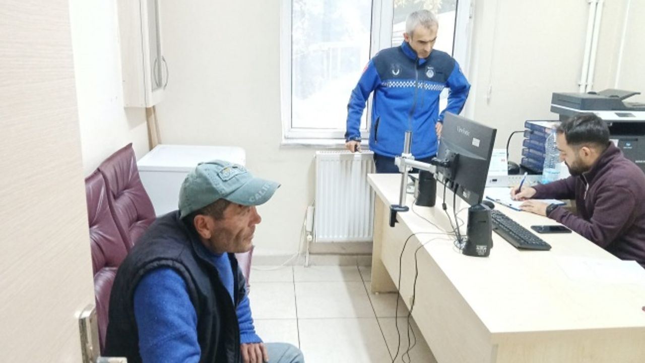 Köprü altında kalan vatandaşa yardım eli