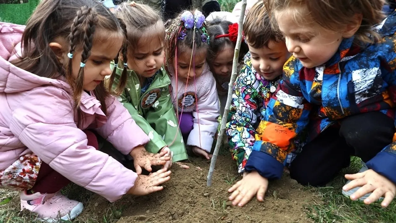 Mudanyalı çocuklar güvenli yaşam için fidanları toprakla buluşturdu