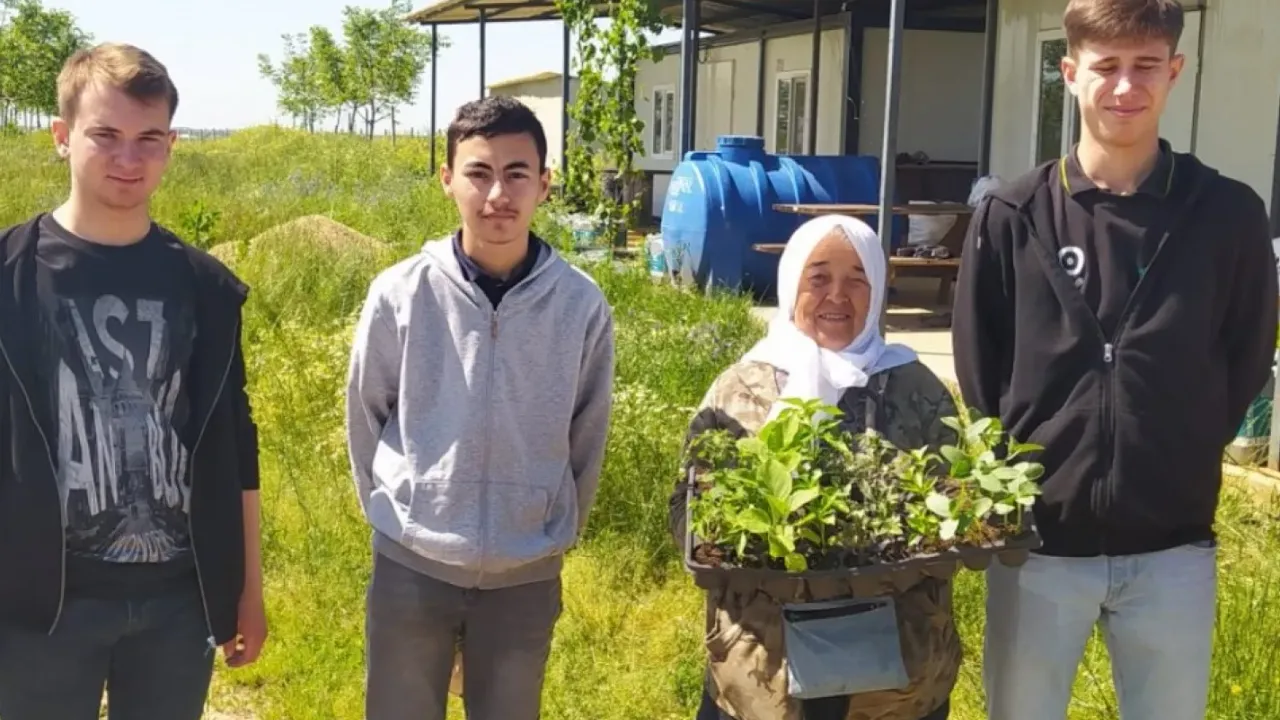 Tekirdağ'da öğrenciler ürettikleri fideleri köy kadınlarına ücretsiz dağıttı