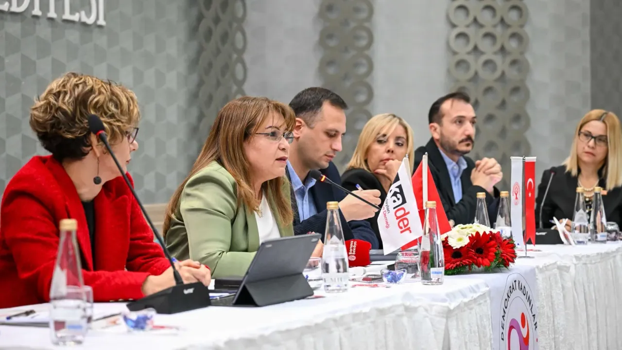 İzmir Bornova'da kadın haklarına duyarlı panel