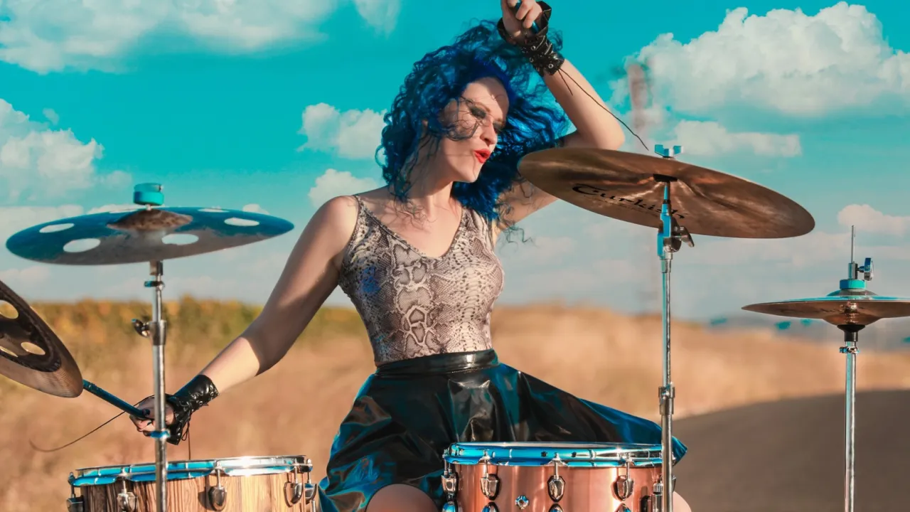 Türk davulcu Leyan Senay dünyanın ünlü gruplarıyla yarışıyor
