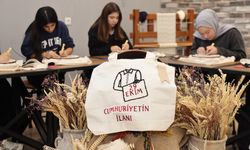 Cumhuriyet’in 102. yılına özel ay yıldızlı çantalar