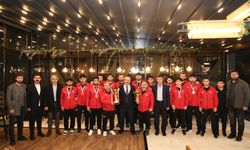 Başkan Büyükgöz şampiyon güreşçileri ağırladı