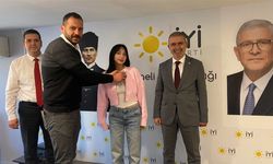 İYİ Parti’ye katılan genç üyelere rozetleri takıldı