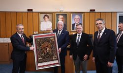 İYİ Parti Kocaeli İl Teşkilatı’ndan Genel Başkan Dervişoğlu’na Hereke halısı