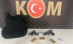 8 ayrı suçtan 15 sene hapis cezası olan şahıs silahlarla yakalandı