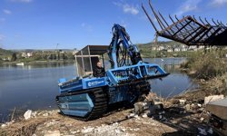 Kocaeli Büyükşehir Belediyesi, Gölkaypark’taki göleti temizledi