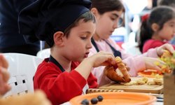 Kruvasan süsleme atölyesinde renkli anlar