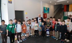 Başkan Büyükgöz minik yüzücülerle bir araya geldi