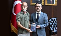 Erol Polat, ‘Deli Osman’ adlı romanını Vali İlhami Aktaş’a verdi