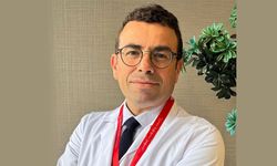 Bacaklardaki belirgin mavi damar görünümüne dikkat!