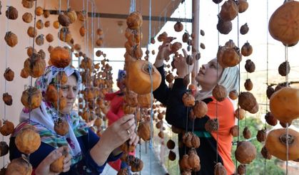 Baştacı kadınlar hurma ile ayağa kalktı