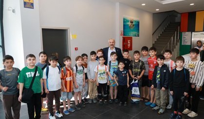 Başkan Büyükgöz minik yüzücülerle bir araya geldi