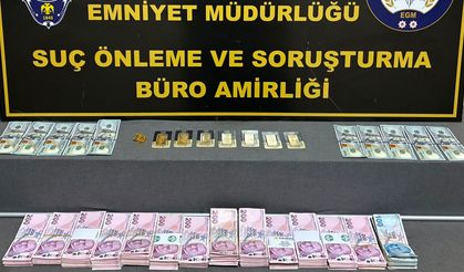 Kuyumcuda sahte altın bozduran 2 kişi yakalandı