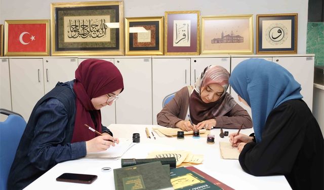 Hüsn-i Hat ile kalemin dilini konuşturuyorlar