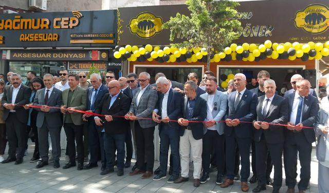 Tarihi Çeşme Tavuk Cağ Döner açıldı