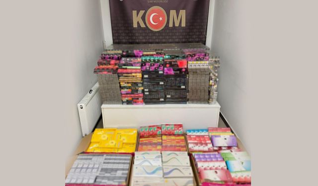 TEM’de durdurulan bir araçta 27.770 paket kaçak sigara ele geçirildi
