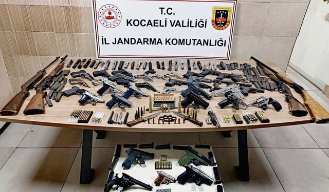 Jandarma operasyonunda yüzlerce silah ele geçirildi