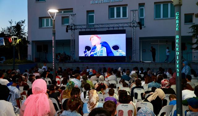 İstasyon Mahallesi’nde açık havada sinema keyfi