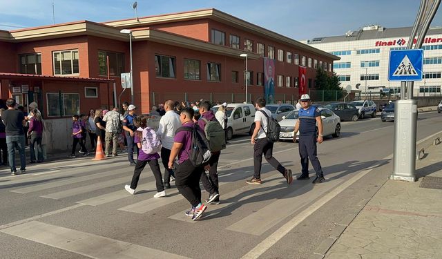 Zabıta öğrencilere kol kanat gerdi